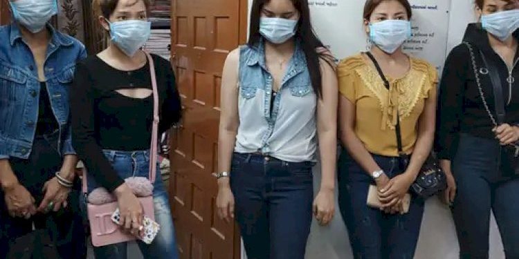 વિદેશમાં દારૂની છૂટ છે ગુજરાતમાં નહિ..! વિદેશી યુવતીઓ મોંઘી બોટલો સાથે ઝડપાઈ