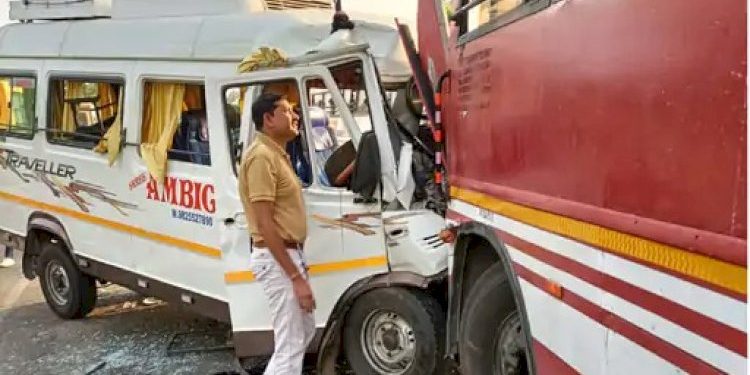 કર્ણાટકથી આવીને આણંદ તરફ જઈ રહેલા યાત્રીકોને બસને નડ્યો અકસ્માત