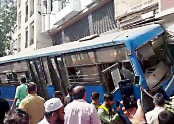 સીટી બસની બ્રેક ફેઈલ થઇ જતા સીધી જ દુકાનમાં ઘુસી ગઈ..