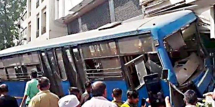 સીટી બસની બ્રેક ફેઈલ થઇ જતા સીધી જ દુકાનમાં ઘુસી ગઈ..