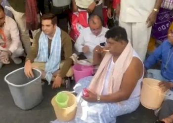 કોઈ બ્રશ તો કોઈ લોટો લઈને તો કોઈ હાથમાં ડોલ લઈને કમિશ્નરના બંગલે પહોચ્યા 