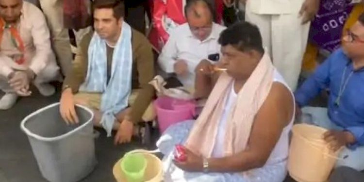 કોઈ બ્રશ તો કોઈ લોટો લઈને તો કોઈ હાથમાં ડોલ લઈને કમિશ્નરના બંગલે પહોચ્યા