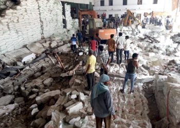 મીઠાની કોથળીઓ ભરવાની કામગીરી ચાલી રહી હતી અને દીવાલ કાળ બનીને તૂટી પડી, 10 ના મોત 