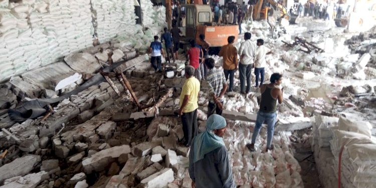 મીઠાની કોથળીઓ ભરવાની કામગીરી ચાલી રહી હતી અને દીવાલ કાળ બનીને તૂટી પડી, 10 ના મોત