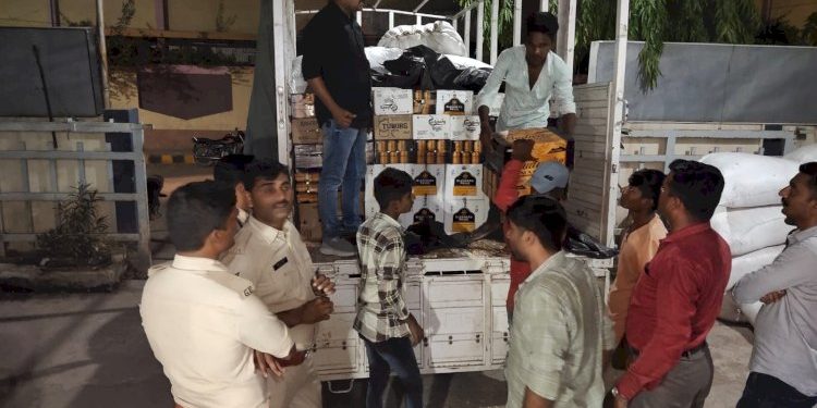પોલીસને ખબર પડી ગઈ કે ખંભાળિયા પંથકમાં મોટાપાયે વિદેશી દારૂ બિયરનો જથ્થો પહોચવાનો છે અને….