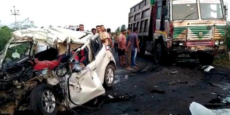 કાર અને ડમ્પર વચ્ચે અકસ્માત, 4 ના મોત