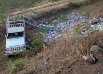 પુસ્તકો ભરીને જઈ રહેલ પીકઅપવાન પલ્ટી, 3 ના થયા મોત 