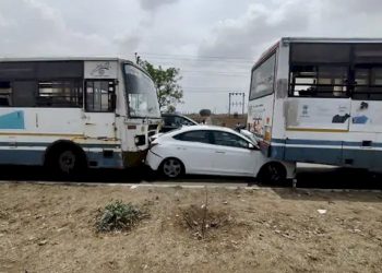 2 એસટી બસ વચ્ચે કાર બની Sandwich