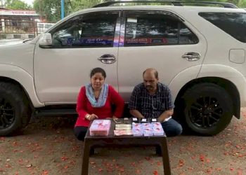 લક્ઝરી કાર રોકીને પોલીસે તપાસ કરી તો અંદરથી મળ્યો કોકેઇનનો જથ્થો 