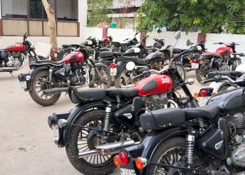 સીન વિખાયા, બુલેટમાં ફટાકડા ફોડતા 25 બુલેટ પોલીસ સ્ટેશન પહોચ્યા 