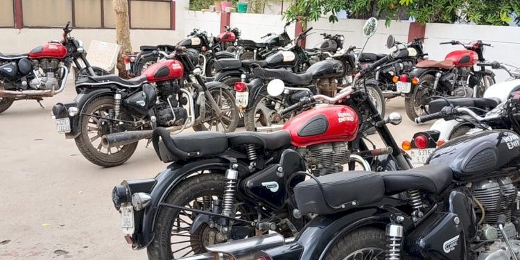 સીન વિખાયા, બુલેટમાં ફટાકડા ફોડતા 25 બુલેટ પોલીસ સ્ટેશન પહોચ્યા