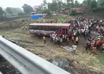 ST બસના ચાલકે કાબુ ગુમાવતા બસ ખાડામાં ઉતરી ગઈ પછી…