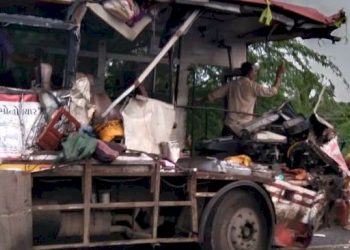 બસ અને ટ્રક વચ્ચે અકસ્માત, બસનો ડૂચો તો ટ્રક સળગી ઉઠ્યો 