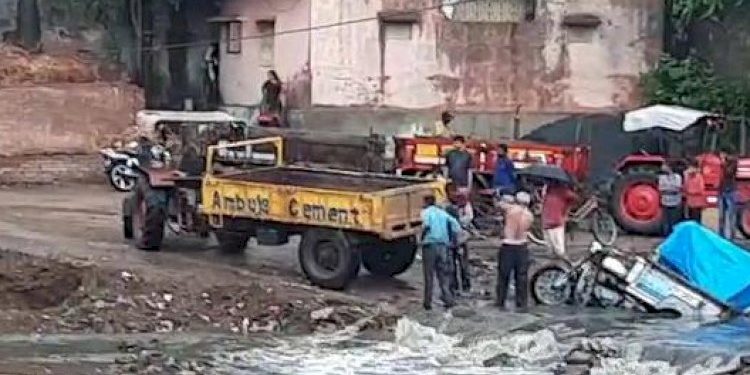 ડાયવર્ઝનમાં છકડો રીક્ષા ખૂંચી જતા જોવા જેવી થઇ 