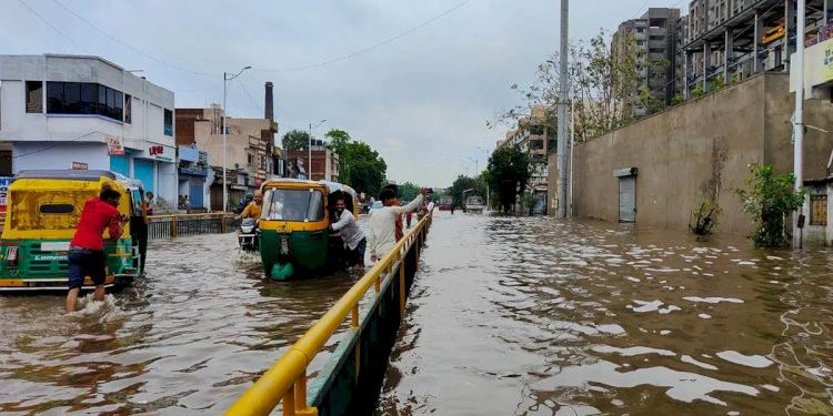 રાજ્યમાં હવામાન વિભાગ દ્વારા 15 જુલાઈ સુધી ભારેથી અતિ ભારે વરસાદની આગાહી કરવામાં આવી છે.