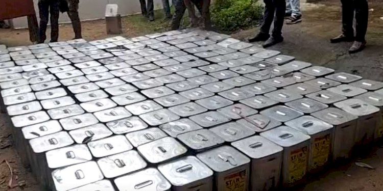 પતરાના આ ડબ્બાઓ જયારે પોલીસે એક બાદ એક ખોલ્યા તો આંખો જોતી જ રહી ગઈ