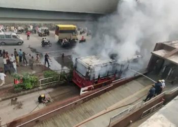 બસ સ્ટોપ પર જ બસ અચાનક ભડભડ સળગી ઉઠી 