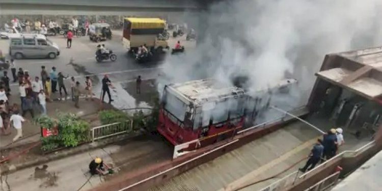 બસ સ્ટોપ પર જ બસ અચાનક ભડભડ સળગી ઉઠી