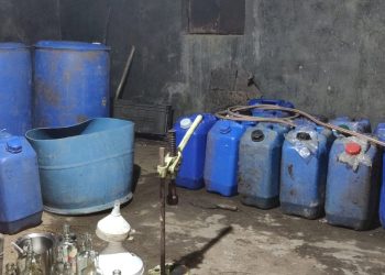 ખેતરમાંથી ડુપ્લીકેટ દારૂ બનાવવાની ફેક્ટરી ઝડપાઈ