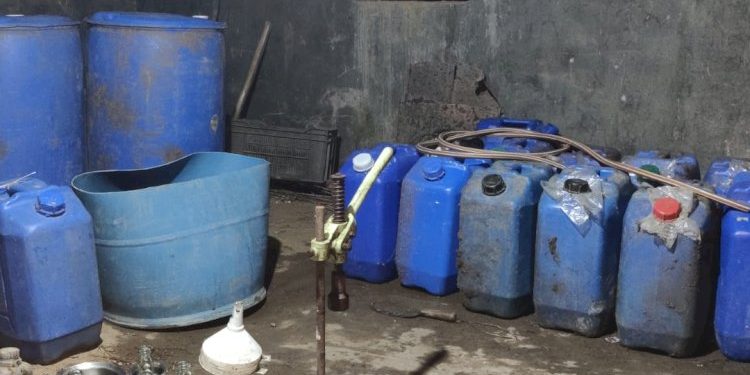 ખેતરમાંથી ડુપ્લીકેટ દારૂ બનાવવાની ફેક્ટરી ઝડપાઈ