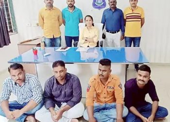 નકલી પોલીસે અસલી પોલીસનું વાહન રોક્યું અને ભાંડો ફૂટી ગયો 