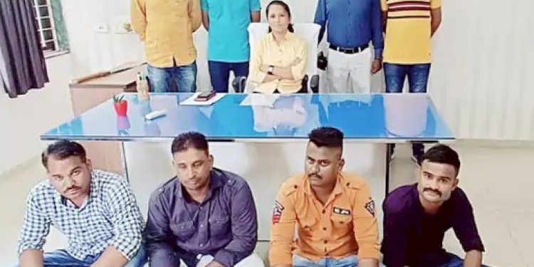 નકલી પોલીસે અસલી પોલીસનું વાહન રોક્યું અને ભાંડો ફૂટી ગયો 