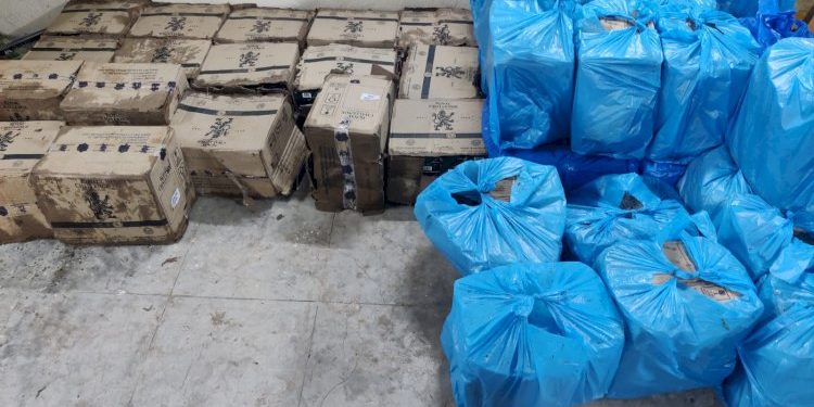 લાલપુરના નવાગામ સીમમાં પડેલ ટ્રકમાંથી દારૂનો જથ્થો ઝડપી પાડતી જામનગર LCB