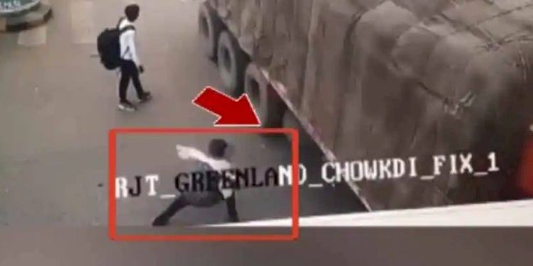 ચાલતી ટ્રક હેઠળ યુવકે ઝંપલાવી મોતને વહાલું કર્યું