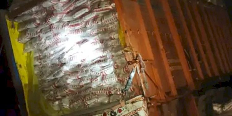 ચોખાની બોરીઓ વચ્ચે આ રીતે છુપાવી લાવવામાં આવી રહ્યો હતો દારૂનો જથ્થો પણ…