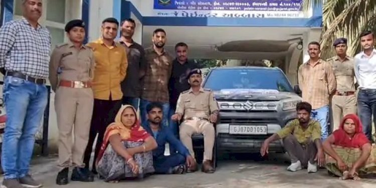 2 દંપતીઓની આંતરરાજ્ય ગેંગ…બસ સ્ટેશનોમાં ભીડભાડનો લાભ લઇ રોકડ અને મોબાઈલની કરતા ચોરી 