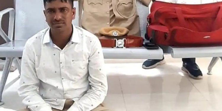 દારુ ઘુસાડવા પહેર્યો પોલીસનો ડ્રેસ પણ ભાંડો ફૂટી ગયો 