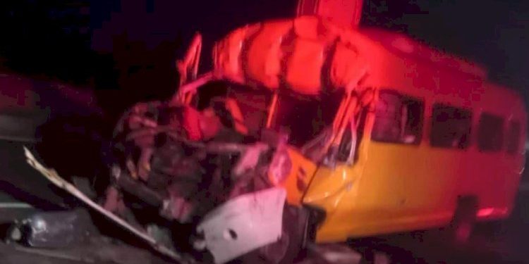 પેસેન્જર વાહન ડમ્પર પાછળ ઘુસી જતા અકસ્માત,3 ના મોત 