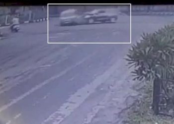 ઘસમસતી આવી રહેલ કારે સ્કુલવાનને મારી ટક્કર…