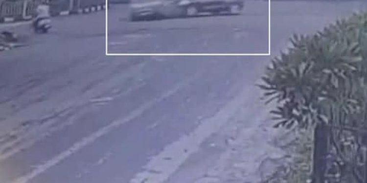 ઘસમસતી આવી રહેલ કારે સ્કુલવાનને મારી ટક્કર…