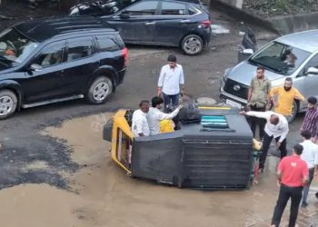 ખાડામાં છકડો પલ્ટી ગયો પછી જોવા જેવી થઇ…