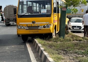 હાઈવે પર સ્કુલ બસ ડિવાઈડર પર ચઢી ગઈ