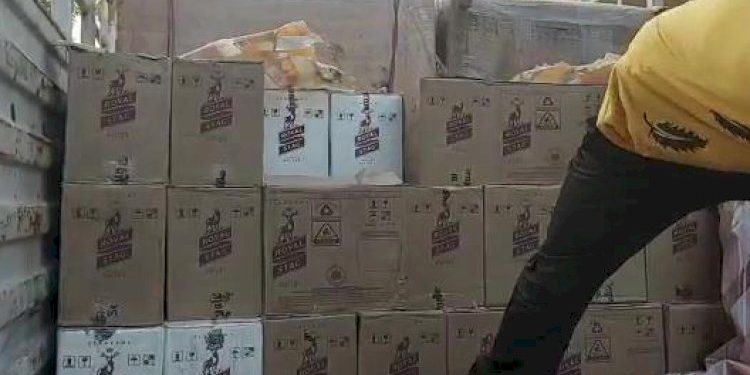 હાઇવે પરથી આઇશર ગાડીમાં ઘરવપરાશના સામાનની આડમાં વિદેશી દારૂની હેરફેર ઝડપી પાડતી પોલીસ 