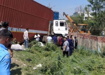 કન્ટેનરે છકડા રિક્ષાને અડફેટ લઇ દીવાલમાં ઘુસી ગયું, 11 ના મોત 