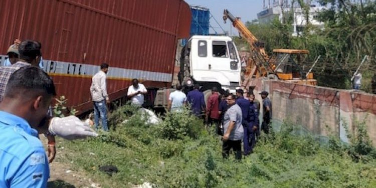 કન્ટેનરે છકડા રિક્ષાને અડફેટ લઇ દીવાલમાં ઘુસી ગયું, 11 ના મોત