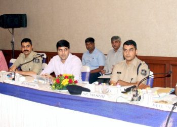 કેન્દ્રીય ચૂંટણી પંચના નાયબ ચૂંટણી કમિશ્નરની રાજકોટ ખાતે યોજાયેલ સમિક્ષાબેઠકમાં હાલારના બન્ને કલેકટર અને એસ.પી.રહ્યા હાજર 