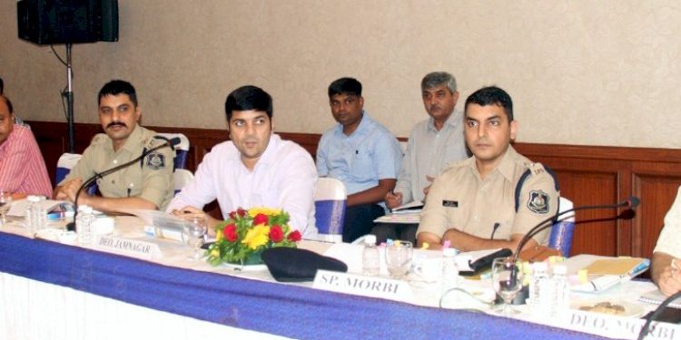 કેન્દ્રીય ચૂંટણી પંચના નાયબ ચૂંટણી કમિશ્નરની રાજકોટ ખાતે યોજાયેલ સમિક્ષાબેઠકમાં હાલારના બન્ને કલેકટર અને એસ.પી.રહ્યા હાજર