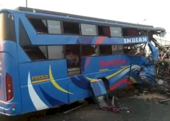 બસ અને ટ્રેલરની ટક્કર, એક બાળક સહીત 6 ના મોત 