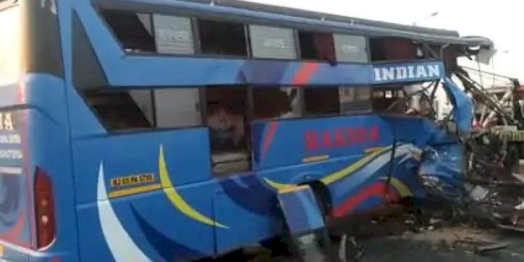 બસ અને ટ્રેલરની ટક્કર, એક બાળક સહીત 6 ના મોત