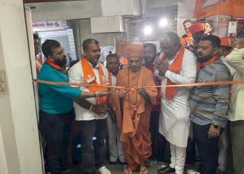 દક્ષિણ વિધાનસભા વિસ્તારના ભાજપના વોર્ડ નંબર 10 ના ચૂંટણી કાર્યાલયનો કોઠારી સ્વામી ચતુર્ભુજદાસજી મહારાજ અને પૂર્વ કેબિનેટ મંત્રી આર.સી ફળદુના હસ્તે થયો પ્રારંભ
