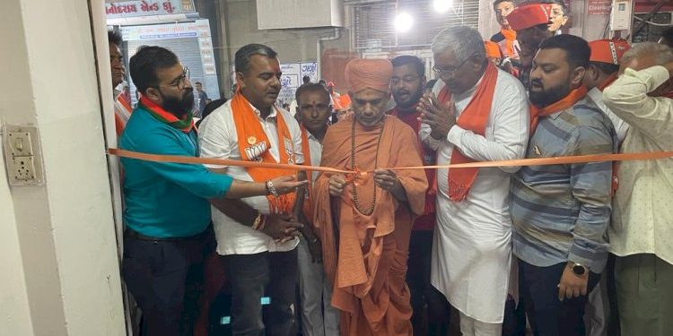 દક્ષિણ વિધાનસભા વિસ્તારના ભાજપના વોર્ડ નંબર 10 ના ચૂંટણી કાર્યાલયનો કોઠારી સ્વામી ચતુર્ભુજદાસજી મહારાજ અને પૂર્વ કેબિનેટ મંત્રી આર.સી ફળદુના હસ્તે થયો પ્રારંભ