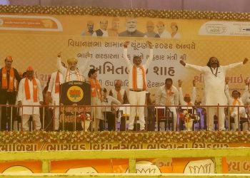 ખંભાળિયામાં કમળ ખીલવવા સભામાં આગ્રહ કરતા કેન્દ્રીય ગૃહમંત્રી અમિત શાહ