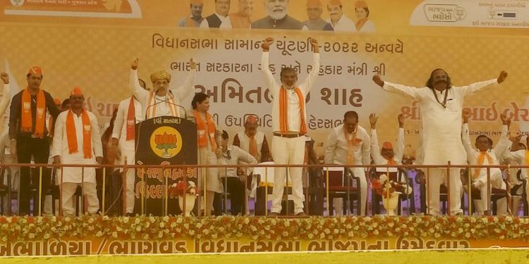 ખંભાળિયામાં કમળ ખીલવવા સભામાં આગ્રહ કરતા કેન્દ્રીય ગૃહમંત્રી અમિત શાહ