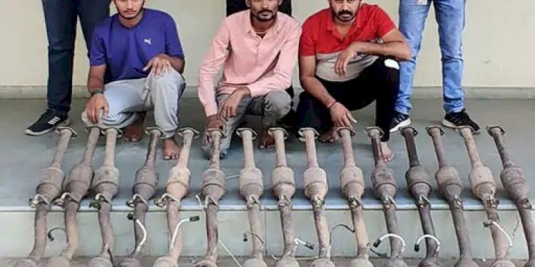 250 ઇકોમાંથી સાયલેન્સર ચોરી કરનાર ૩ ઝડપાયા 