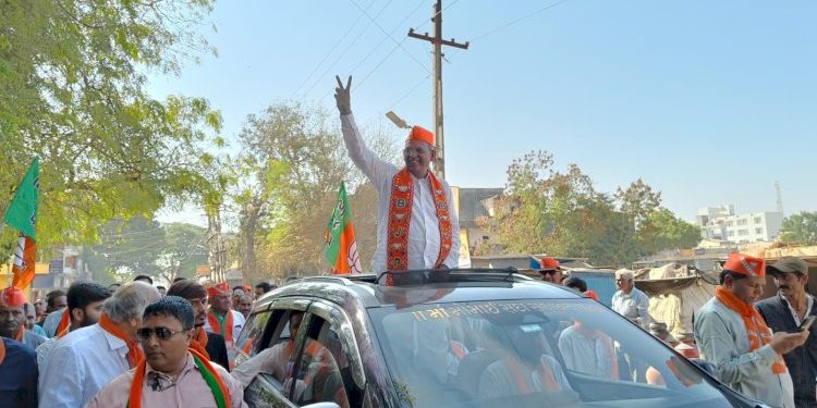 જામજોધપુરમાં ચીમનભાઈ શાપરિયાનો ભવ્ય રોડ-શો: સર્વત્ર કેસરિયો