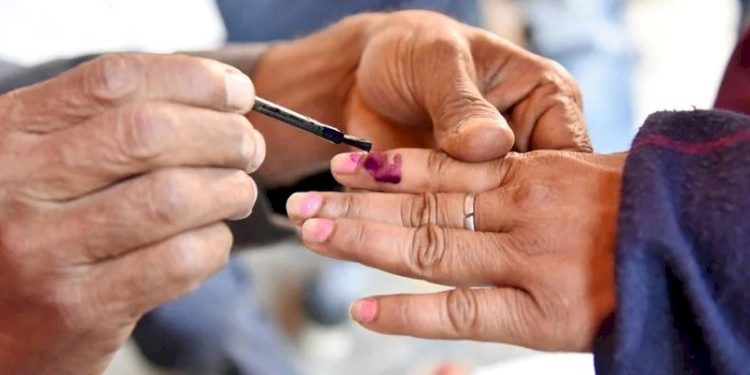 વડાપ્રધાન-મુખ્યમંત્રી દ્વારા મતદાન: બીજાં તબક્કાનું શાંતિપૂર્ણ મતદાન શરૂ…